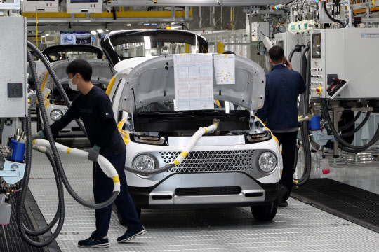 15일 오전 광주 광산구 빛그린산업단지 내 광주글로벌모터스(GGM) 공장에서 '광주형 일자리' 첫 번째 완성차인 캐스퍼 생산 공정이 언론에 공개되고 있다. <광주=연합뉴스>